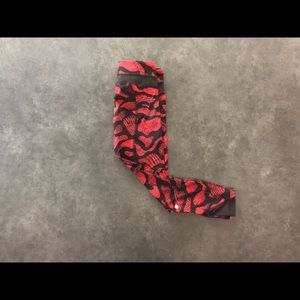 Lulu - red/ black workout crops